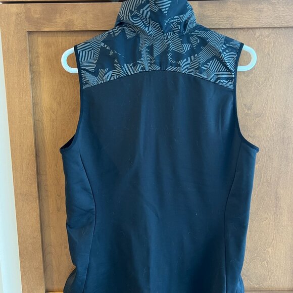 lightweight sleeveless jacket - Picture 2 of 5